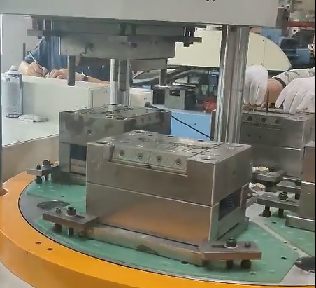 三站立式轉(zhuǎn)盤(pán)注塑機(jī)